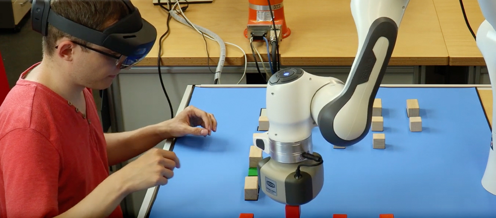 Ein Wissenschafter arbeitet mit einem Roboter